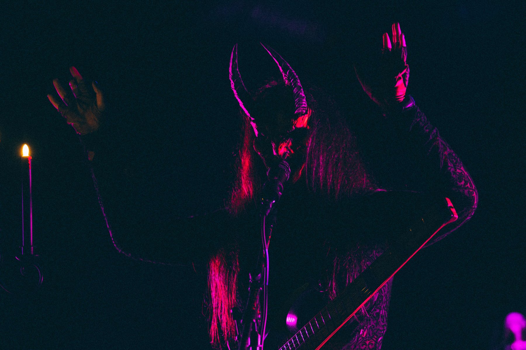 Valira live, pink light